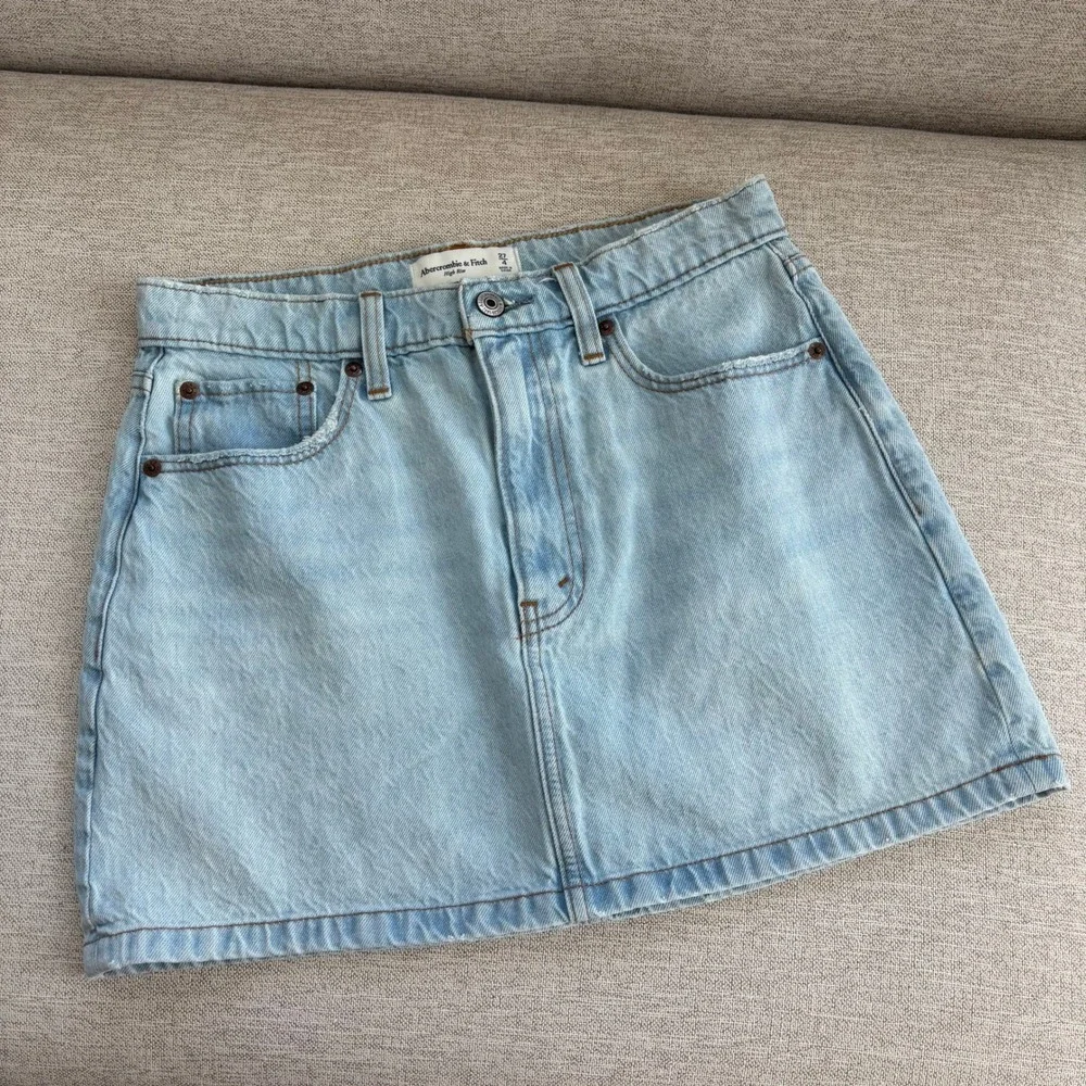 Abercrombie & Fitch Denim Skirt Size 4 High Rise Light Wash Fall Casual Preppy
